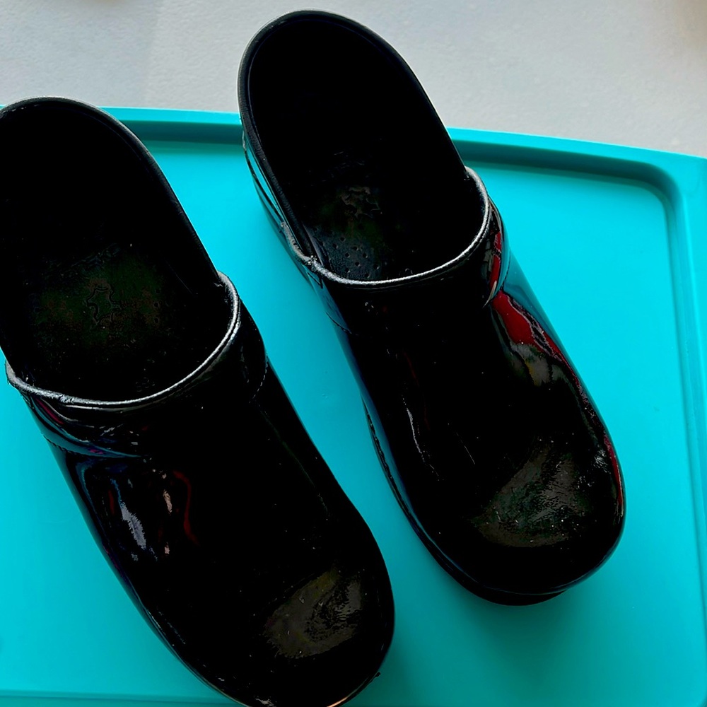 Black Patent Dansko Clogs 39 | 8 / 8.5